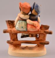 Goebel/Hummel kislányok a kerítésen, kézzel festett, jelzett, apró kopásnyomokkal, m:13 cm