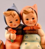 Goebel/Hummel kislányok a kerítésen, kézzel festett, jelzett, apró kopásnyomokkal, m:13 cm