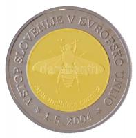 Szlovénia 2004. Szlovénia csatlakozása az Európai Unióhoz jelzett Au/Ag emlékérem, a közepe arany, míg a külső része ezüst, tokban, tanúsítvánnyal (Au 7g/0.900; Ag 5,3g/0.925; 32mm) T:PP ujjlenyomat /  Slovenia 2004. Slovenia joins the European Union hallmarked Au/Ag commemorative coin, the center is gold and the rim is silver, in case with certificate (Au 7g/0.900; Ag 5,3g/0.925; 32mm) C:PP fingerprint