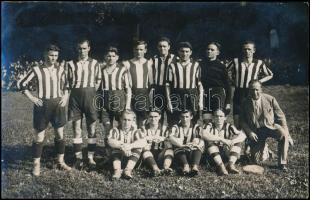 1930 Budai 11 labdarúgóinak aláírásai (Wéber, Czumpf, Lantos, stb.) a tagokat ábrázoló csoportkép há...