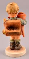 Goebel/Hummel iskolás kisfiú pereccel, kézzel festett, jelzett, apró kopásnyomokkal, m:14 cm