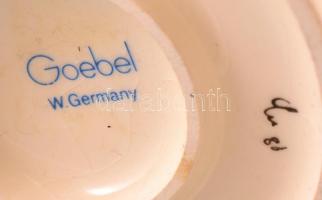 Goebel/Hummel iskolás kisfiú pereccel, kézzel festett, jelzett, apró kopásnyomokkal, m:14 cm