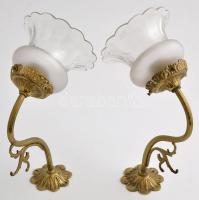 Aranyozott réz falikar párban, maratott csiszolt kristály burákkal, apró karcolásokkal, 26×22 cm (2×...