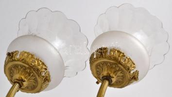 Aranyozott réz falikar párban, maratott csiszolt kristály burákkal, apró karcolásokkal, 26×22 cm (2×...