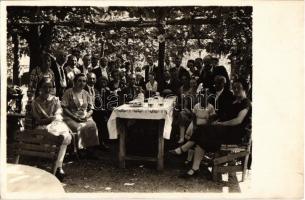 1925 Esztergom, Árpád kert, étterem, vendégek csoportképe. photo