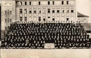 1938 Esztergom, Szent Antal Kollégium és Gimnázium I.-IV. osztályosok csoportképe, köztük cserkészek és oktatók. photo (EK)