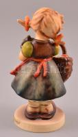 Goebel/Hummel kosaras lány, kézzel festett kerámia, jelzett, apró kopás nyomokkal, m:12,5 cm