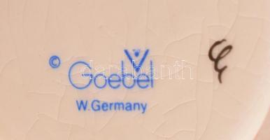 Goebel/Hummel kosaras lány, kézzel festett kerámia, jelzett, apró kopás nyomokkal, m:12,5 cm