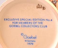 Goebel/Hummel mézeskalácsos kisfiú, kézzel festett kerámia, jelzett, apró kopás nyomokkal, m:14,5 cm