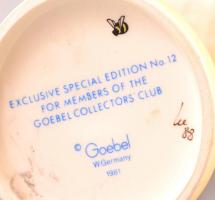 Goebel/Hummel virágcsokros kislány, kézzel festett kerámia, jelzett, apró kopás nyomokkal, m:13,5 cm