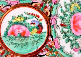 Jelzett tányér, kézzel festett (Famille rose), apró kopásnyomokkal, d: 26 cm