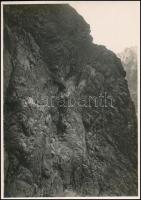 cca 1910 Magas-Tátra, hegymászók a Gerlachfalvi próbán, Erdélyi Mór felvétele, hátulján feliratozva, 11,5×16 cm /  cca 1910 Vysoké Tatry, mountaineers at the Velická/Gerlachovská próba, with notes on its back, 11,5×16 cm