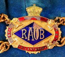 Angol szabadkőműves lánc. Selyem palást, zománc rátétekkel. Néhol kis kopásokkal. / Grand Falcon Lod...