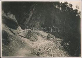 cca 1910 Székelyföld, a torjai Büdös-barlang, Erdélyi Mór felvétele, hátulján feliratozva, 11,5×16 cm /  cca 1910 Ţara Seculior, grota sulfuroasă de la Turia, with notes on its back, 11,5×16 cm