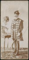 1897 Azonosítatlan férfi díszmagyarban, keményhátú fotó Wetschl Kázmér stomfai műterméből, hátulján feliratozva,törésnyommal, 20,5×10,5 cm