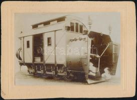 cca 1900 Hóhányó vasúti gép a MÁV Gépgyárban, keményhátú fotó, hátulján feliratozva, 13,5×18 cm