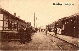 1918 Királyháza, Koroleve; vasútállomás, vasutasok, vonat, csendőr / Bahnhof / railway station with railwaymen, train and gendarme + K.u.K. Bahnhofkommando