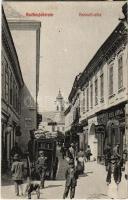 1908 Székesfehérvár, Kossuth utca, Kiss Antal, Németh Sándor üzlete, postakocsi, A sebes hajtás TILOS! rendőrségi tábla a házfalon