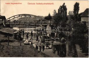 Székelyudvarhely, Odorheiu Secuiesc; Vashíd, mosóasszonyok a Nagy-Küküllő folyóban. Zabolai Székely Dénes kiadása / railway bridge, washerwomen in the Tarnava Mare river