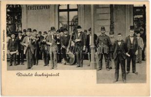 Érsekújvár, Nové Zámky; Muzsikus cigányok a pályaudvaron, vasútállomás. Klökner Péter kiadása / Bahnhof / gypsy music band at the railway station