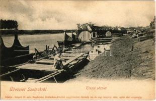 1905 Szolnok, Tisza part, halászbárkák, lakóuszályok. Kiadja Szigeti H. udvari fényképész