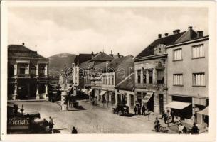 Nyitra, Nitra; Fő tér, Benau, Juszka és Gisserova és Gyepesova üzlete, automobilok, hirdetőoszlop / main square, shops, automobiles, advertising column