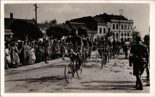 1938 Ipolyság, Sahy; bevonulás, kerékpáros katonák / entry of the Hungarian troops, soldiers on bicycles + 1938 Ipolyság visszatért So. Stpl. + M. kir. 202. ipolysági tart. katonai pályaudvar parancsnokság