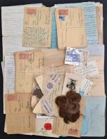 1939-1944 Schwarcz Lajos munkaszolgálatos levelezése feleségével, Schwarcz Klárával, és családjával, közte rengeteg szerelmes levéllel, három fotóval, közte Schwarz Klára elküldött, de nem kézbesített hajtincse, valamint Schwarcz Klára emlékfüzete (1936-1937), benne számos írással, rajzzal. Változó állapotban.