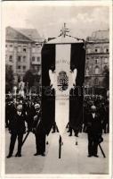 1938 Ipolyság, Sahy; bevonulás, a felszabadított Ipolyság országzászlója Így volt így lesz! Göböljárás-Ercsi ajándéka/ entry of the Hungarian troops, irredenta, Hungarian flag. Az első visszatért magyar város Ipolyság So. Stpl