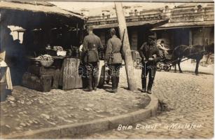 Mykolajiw, Nikolajew; Beim Einkauf / WWI soldiers buying from a street vendor. photo