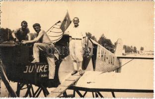 1938 Siófok, Junkers F13 típusú HA-JAD lajstromjelű hidroplán a kikötőben, pilóta, személyzet javítás közben. Hátoldalon aláírások.photo