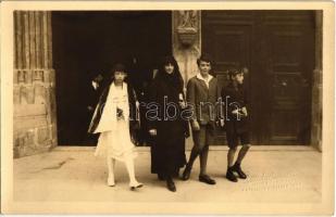 1926 Lekeitio, Lequeitio; Zita királyné és három gyermeke (köztük Ottó) decemberben / Zita of Bourbon-Parma with her three children in December. H. Schuhmann photo, Buchhandlung Tyrolia