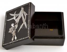 Gyöngyházkagylós fa lakk doboz, apró lepattanásokkal, 13,5×10 cm