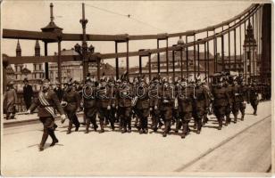 1926 Budapest, darutollas udvarlaki (várbeli) őrség díszfelvonulása az Erzsébet hídon át, háttérben a 39-es villamos / Castle guards with crane feathers parading across the bridge, tram line 39 in the background. Schäffer photo