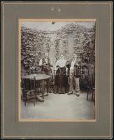 cca 1900-1910 A lugasban egy sörrel, keményhátú fotó, 9x11 cm