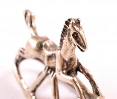 Ezüst(Ag) miniatűr hintaló, jelzett, 2,5×2,5 cm, nettó: 6,6 g