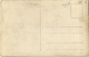 U-35 német tengeralattjáró osztrák-magyar zászló alatt a Kotori-öbölben, háttérben az SMS Gäa/Gaea (...