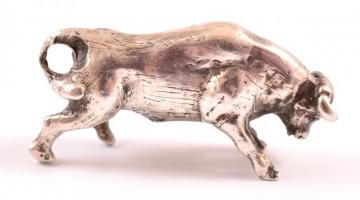 Ezüst(Ag) miniatűr bika, jelzés nélkül, h: 2,5 cm, nettó: 6,8 g