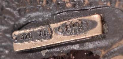 Ezüst(Ag) miniatűr asztal és szék, jelzett, h: 1,5 és 2,5 cm, nettó: 11,6 g