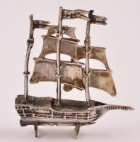 Ezüst(Ag) miniatűr hajó, jelzés nélkül, 6,5×5 cm, nettó: 26,1 g