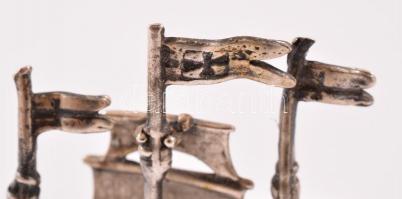 Ezüst(Ag) miniatűr hajó, jelzés nélkül, 6,5×5 cm, nettó: 26,1 g