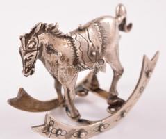 Ezüst(Ag) miniatűr hintaló, jelzett, 6×4 cm, nettó: 39,4 g