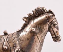 Ezüst(Ag) miniatűr hintaló, jelzett, 6×4 cm, nettó: 39,4 g