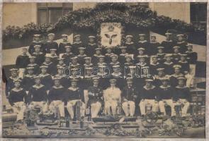 1911 Pola, K. u. K. Maschinenschule/ cs. és kir. haditengerészeti gépész iskola 1910-1911 évfolyam matrózainak csoportképe, fotó üvegezett fa keretben, paszpartuban, 24x34 cm, keret: 32x46 cm