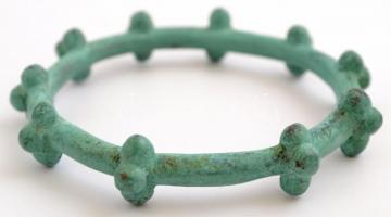 Kelta karperec pár. Réz replika. Patinás / Antique Celtic bracelet pair replica. d: 8 cm