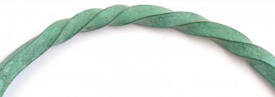 Kelta csavart nyakdísz. Réz replika. / Antique Celtic neck lace replica. d: 17 cm