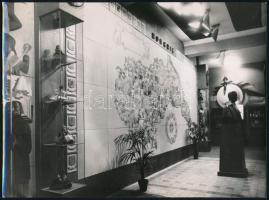 cca 1940 a Magyar Pavilon azonosítatlan kiállításon, 11 db fotó francia, illetve belga műtermekből, ...