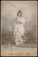 cca 1897 Margó Célia operettszínésznő egész alakos portréja nagyméretű keményhátú fotó Strelisky budapesti műterméből, hátulján Margó Célia által feliratozva, 26,5×17,5 cm