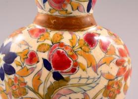 Fischer Ignác kis kancsó, kézzel festett, jelzett, restaurált, alján apró lepattanással, m: 12,5 cm