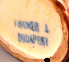 Fischer Ignác kis kancsó, kézzel festett, jelzett, restaurált, alján apró lepattanással, m: 12,5 cm